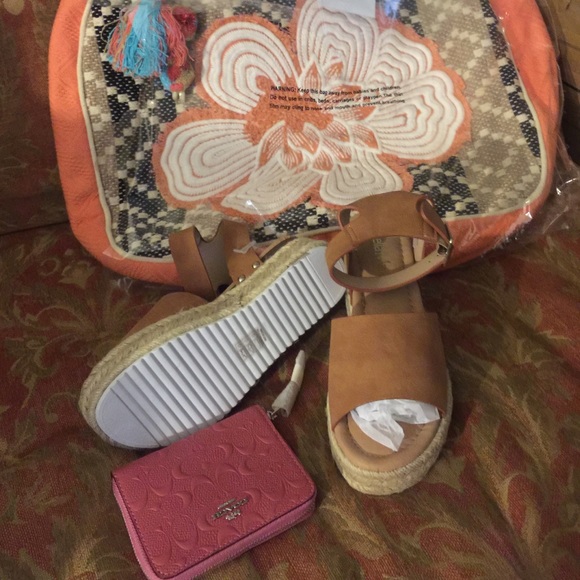 ⭕️ SOLD OUT ⭕️ TAN PLATFORM-SANDALS NEW IN BOX - Picture 7 of 7